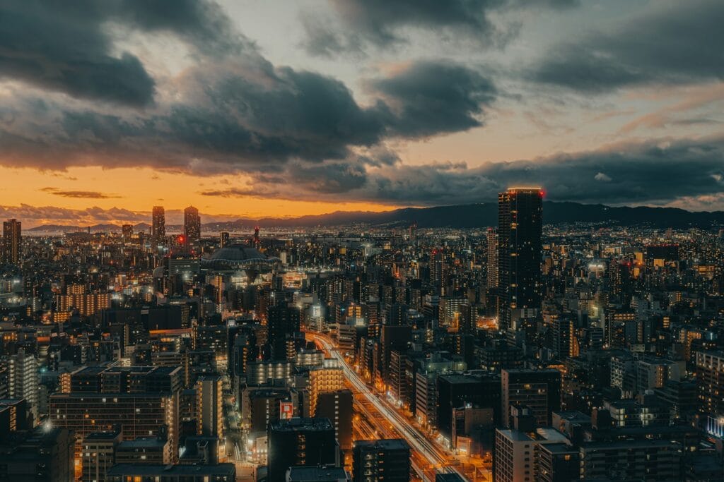 AI News Highlights: Imagem de uma paisagem urbana ao anoitecer com nuvens e luzes dramáticas